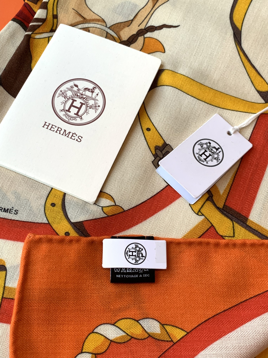 💟上新🆕💕手工卷边！羊绒和真丝混纺披肩（70%羊绒30%桑蚕丝）。这款披肩采用经典山羊绒和真丝混纺面料，