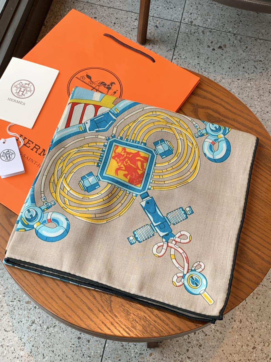 羊绒新款🆕👏👏买了都说好看‼️推荐💕爱马仕双面同色羊绒方巾【双面同色140】，顶级工艺超值‼️爱马仕专柜