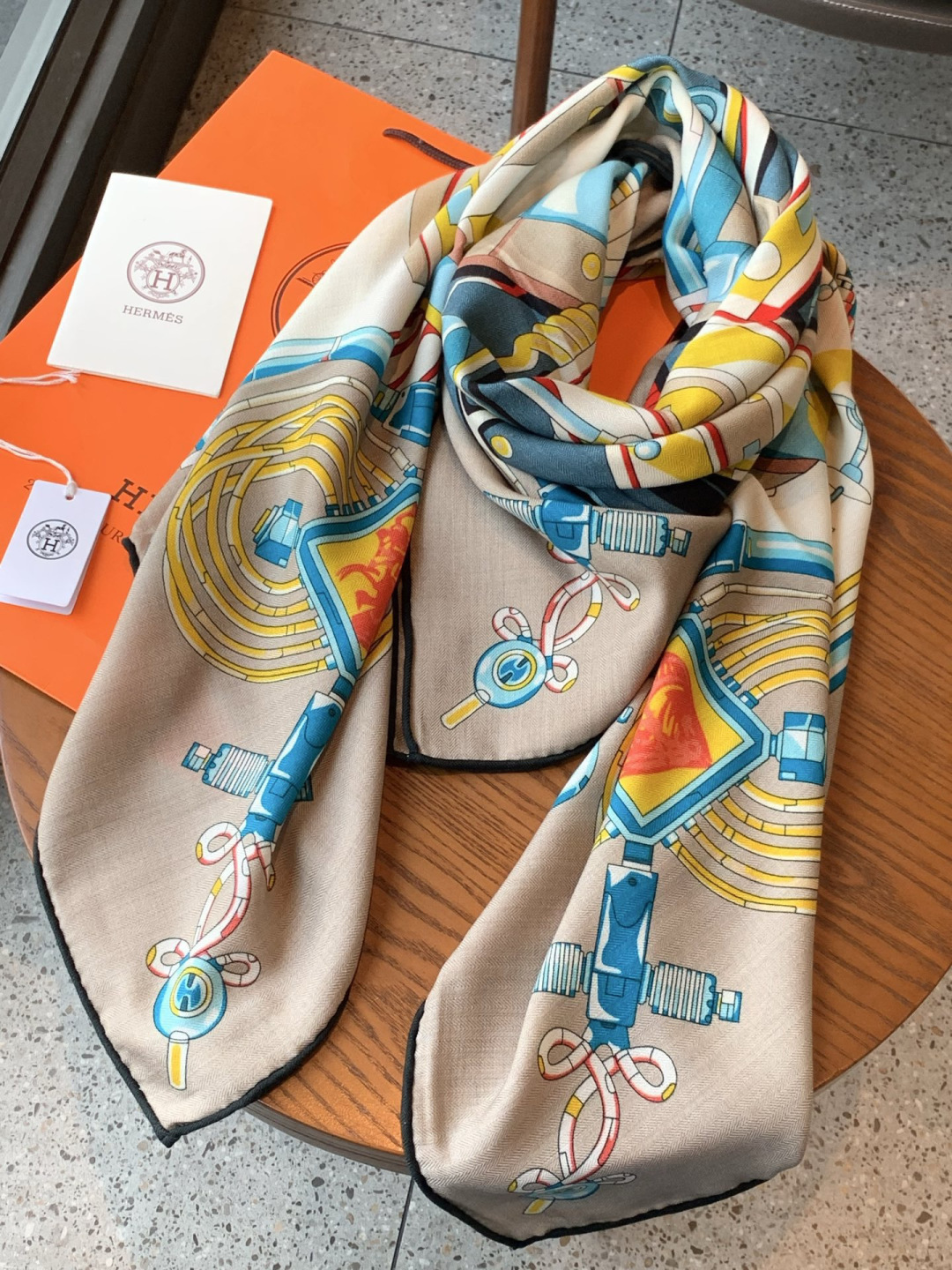 羊绒新款🆕👏👏买了都说好看‼️推荐💕爱马仕双面同色羊绒方巾【双面同色140】，顶级工艺超值‼️爱马仕专柜