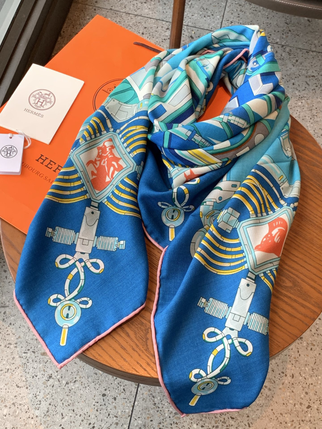 羊绒新款🆕👏👏买了都说好看‼️推荐💕爱马仕双面同色羊绒方巾【双面同色140】，顶级工艺超值‼️爱马仕专柜