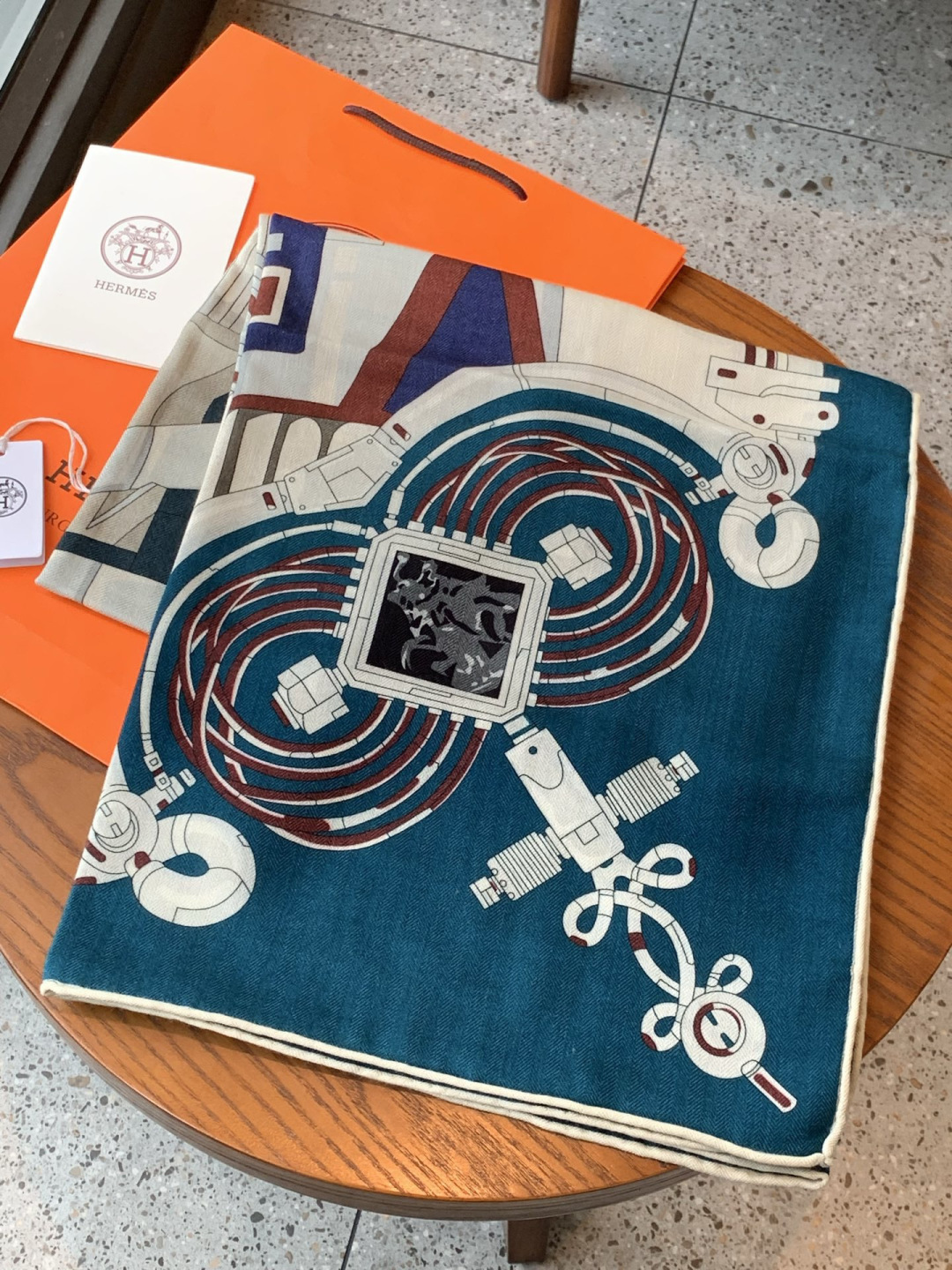 羊绒新款🆕👏👏买了都说好看‼️推荐💕爱马仕双面同色羊绒方巾【双面同色140】，顶级工艺超值‼️爱马仕专柜