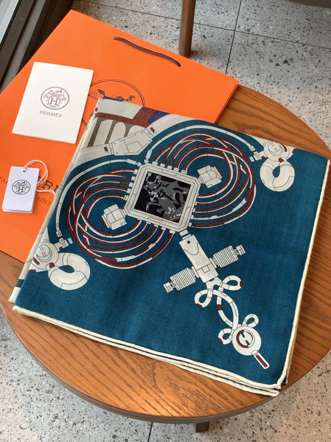 羊绒新款🆕👏👏买了都说好看‼️推荐💕爱马仕双面同色羊绒方巾【双面同色140】，顶级工艺超值‼️爱马仕专柜