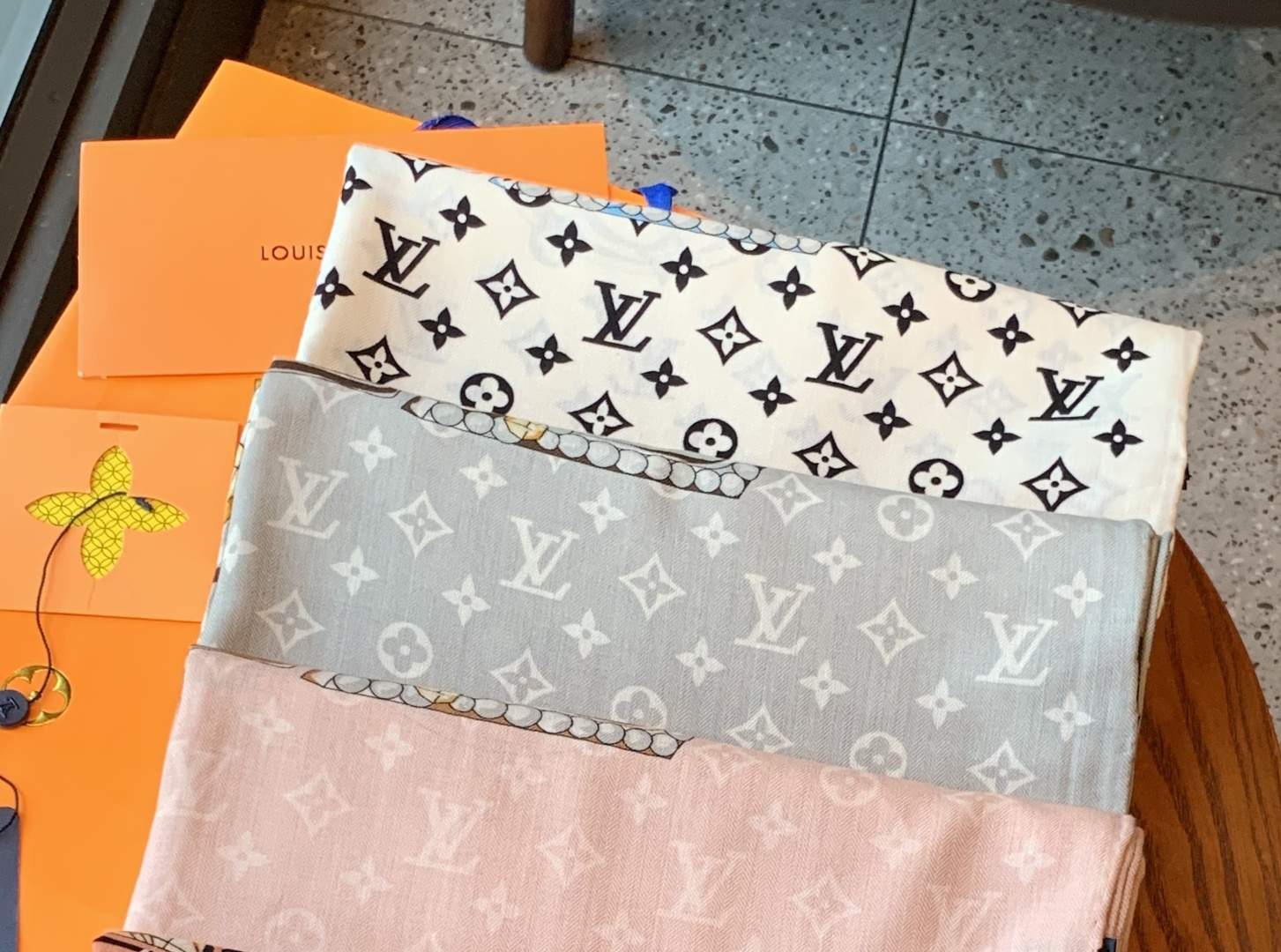 LV x TM 140披肩【140顶级丝绒双面同色披肩】本款L Multicolor披肩出自路易威登与知