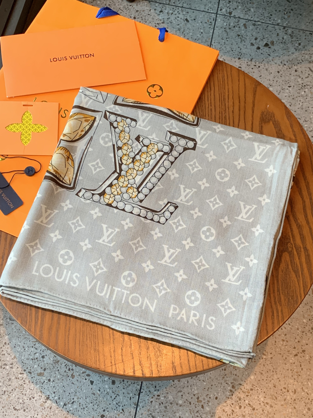 LV x TM 140披肩【140顶级丝绒双面同色披肩】本款L Multicolor披肩出自路易威登与知