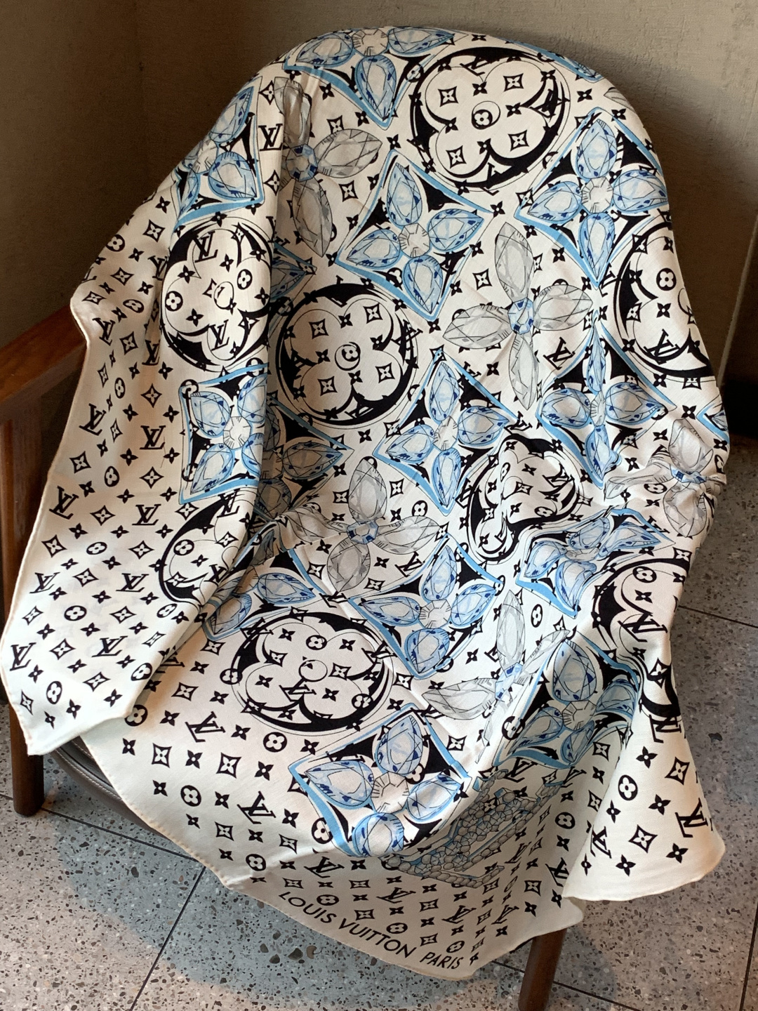 LV x TM 140披肩【140顶级丝绒双面同色披肩】本款L Multicolor披肩出自路易威登与知