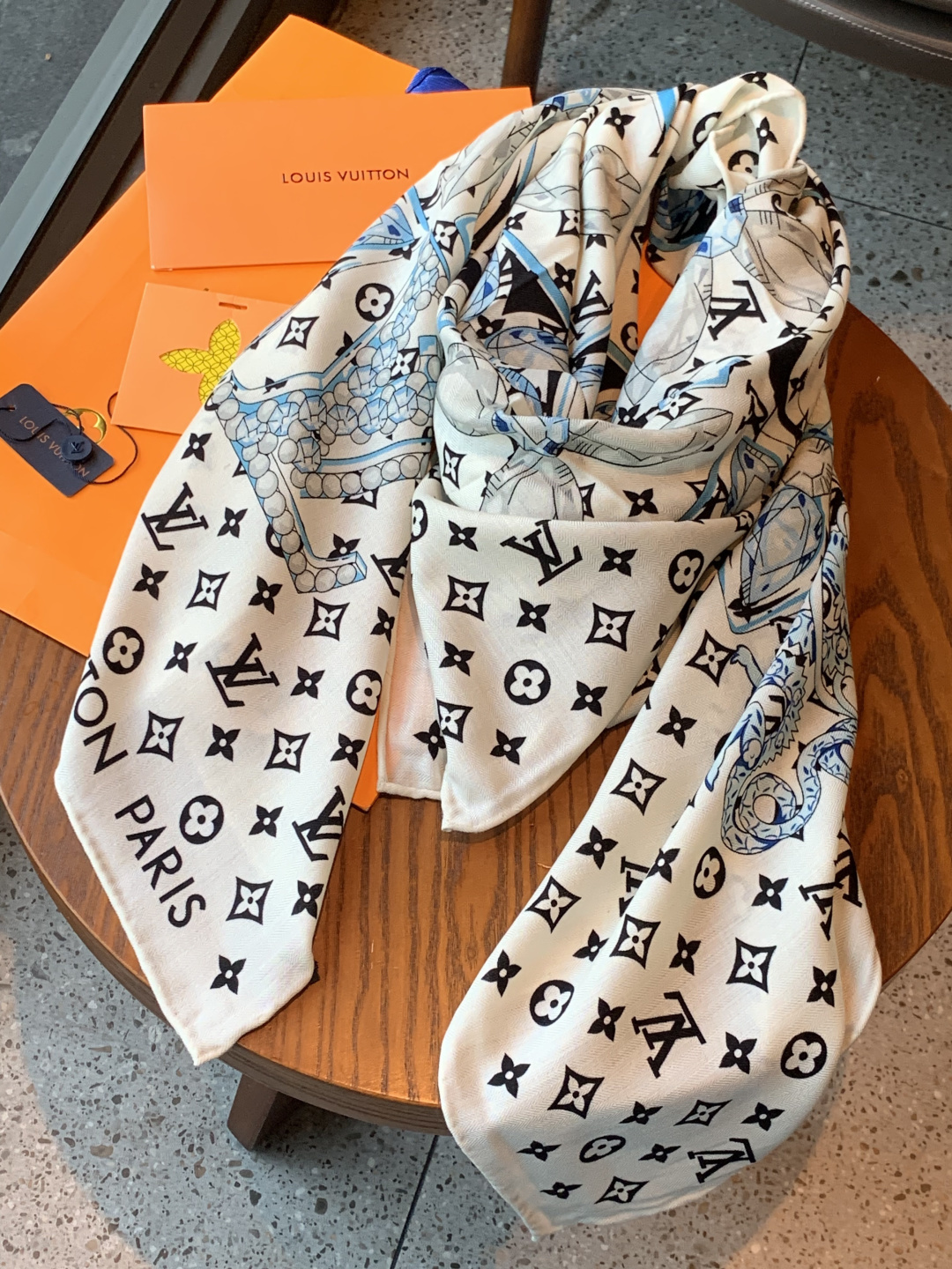 LV x TM 140披肩【140顶级丝绒双面同色披肩】本款L Multicolor披肩出自路易威登与知