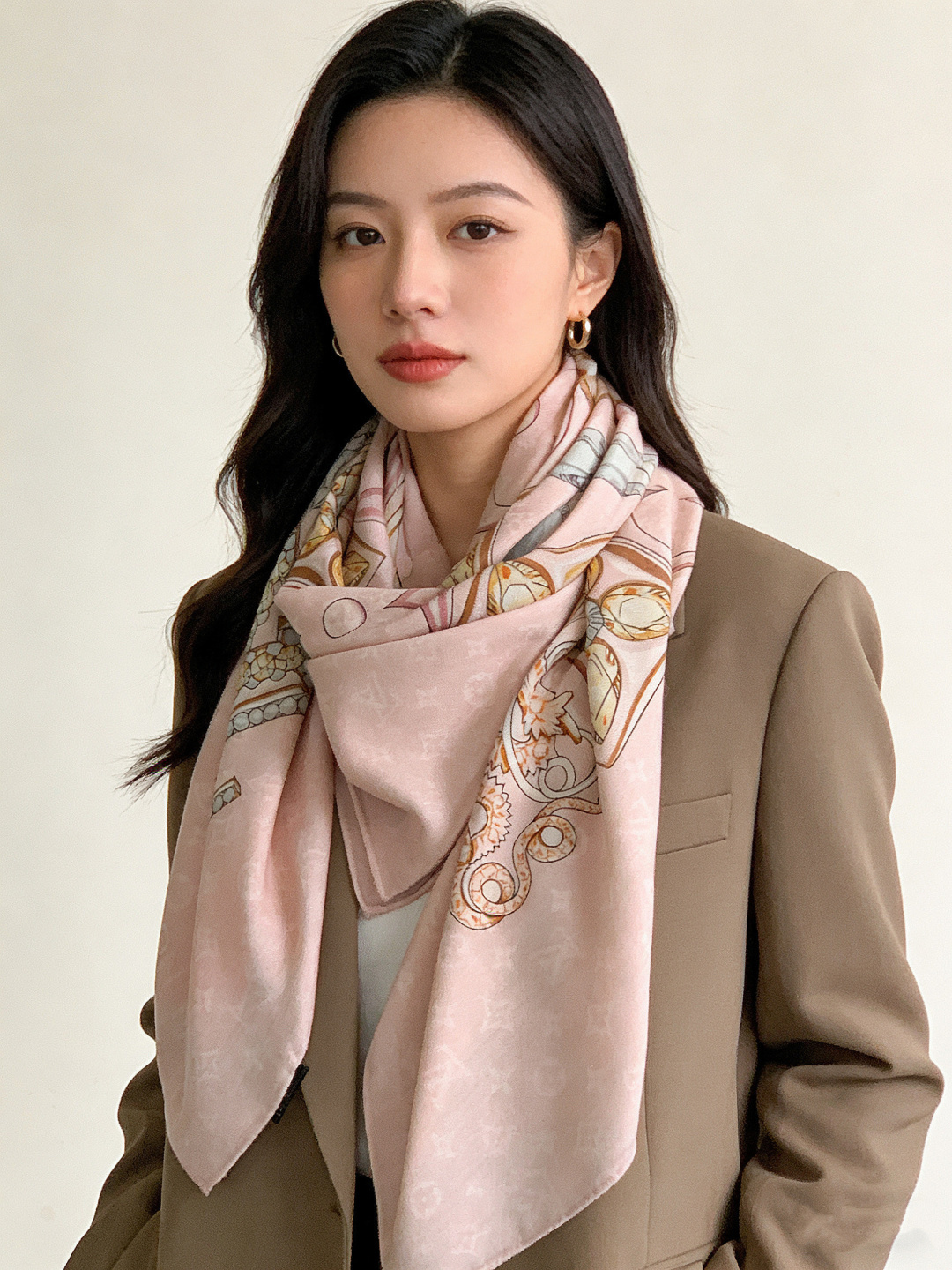 LV x TM 140披肩【140顶级丝绒双面同色披肩】本款L Multicolor披肩出自路易威登与知