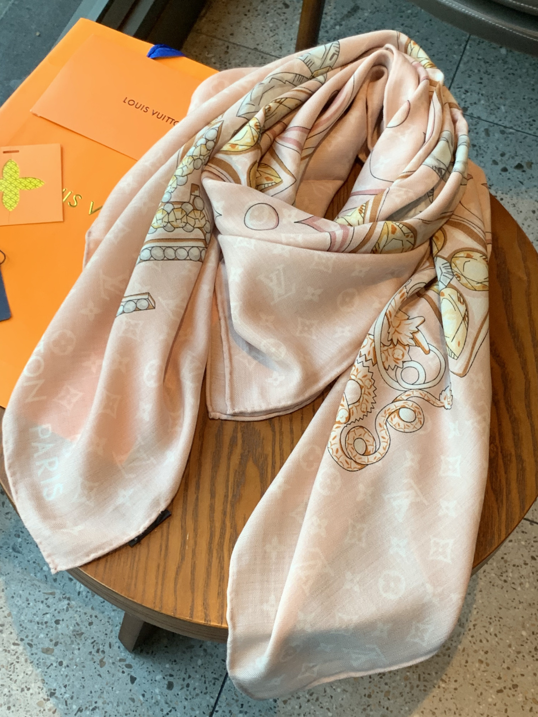 LV x TM 140披肩【140顶级丝绒双面同色披肩】本款L Multicolor披肩出自路易威登与知