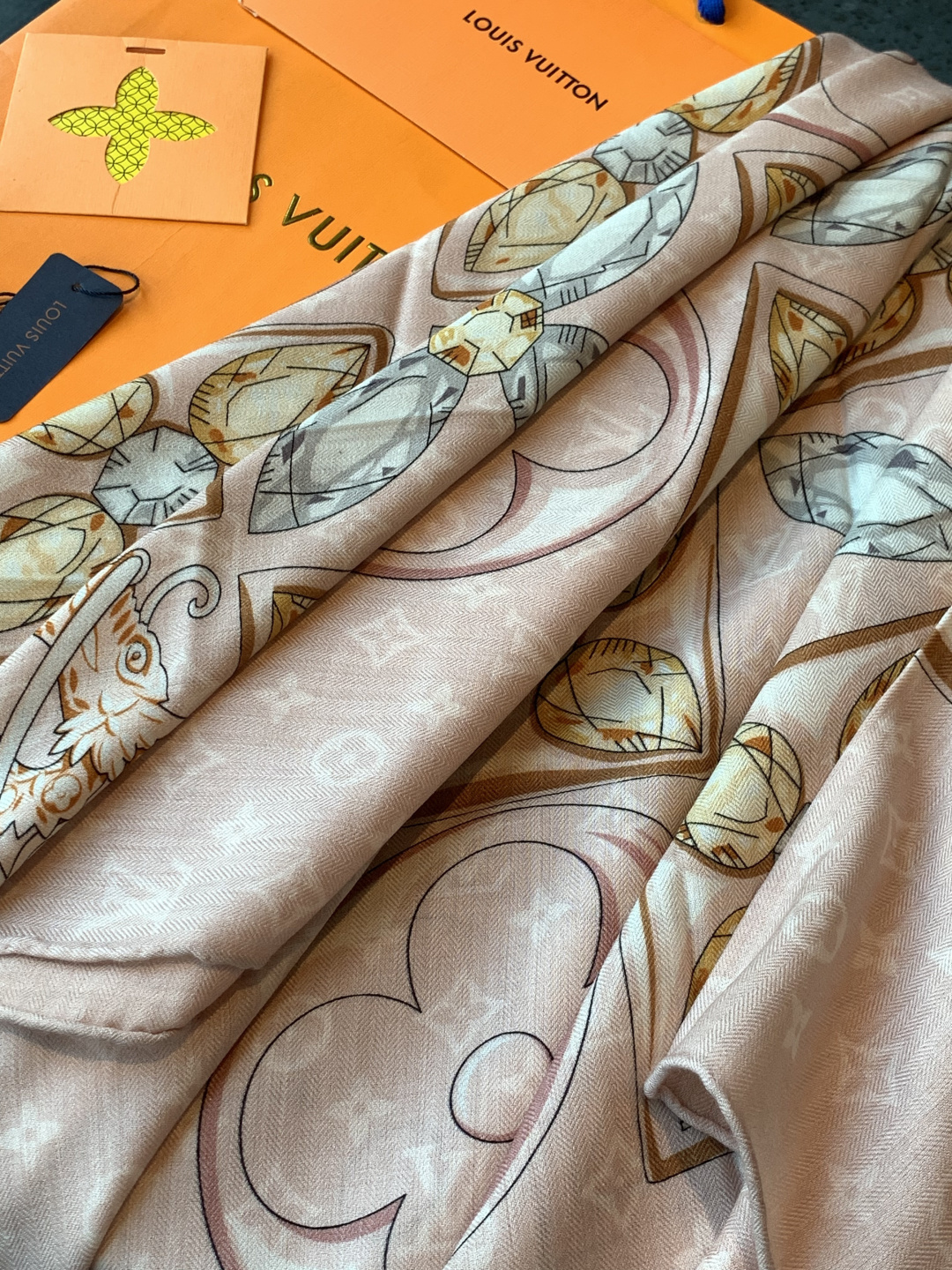 LV x TM 140披肩【140顶级丝绒双面同色披肩】本款L Multicolor披肩出自路易威登与知