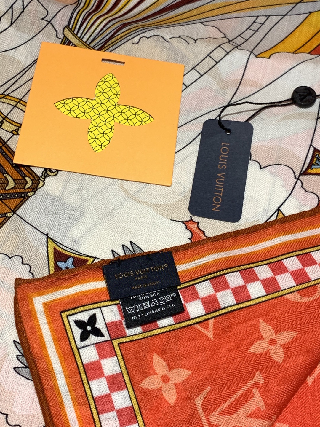 LV x TM 140披肩【140顶级丝绒双面同色披肩】本款L Multicolor披肩出自路易威登与知