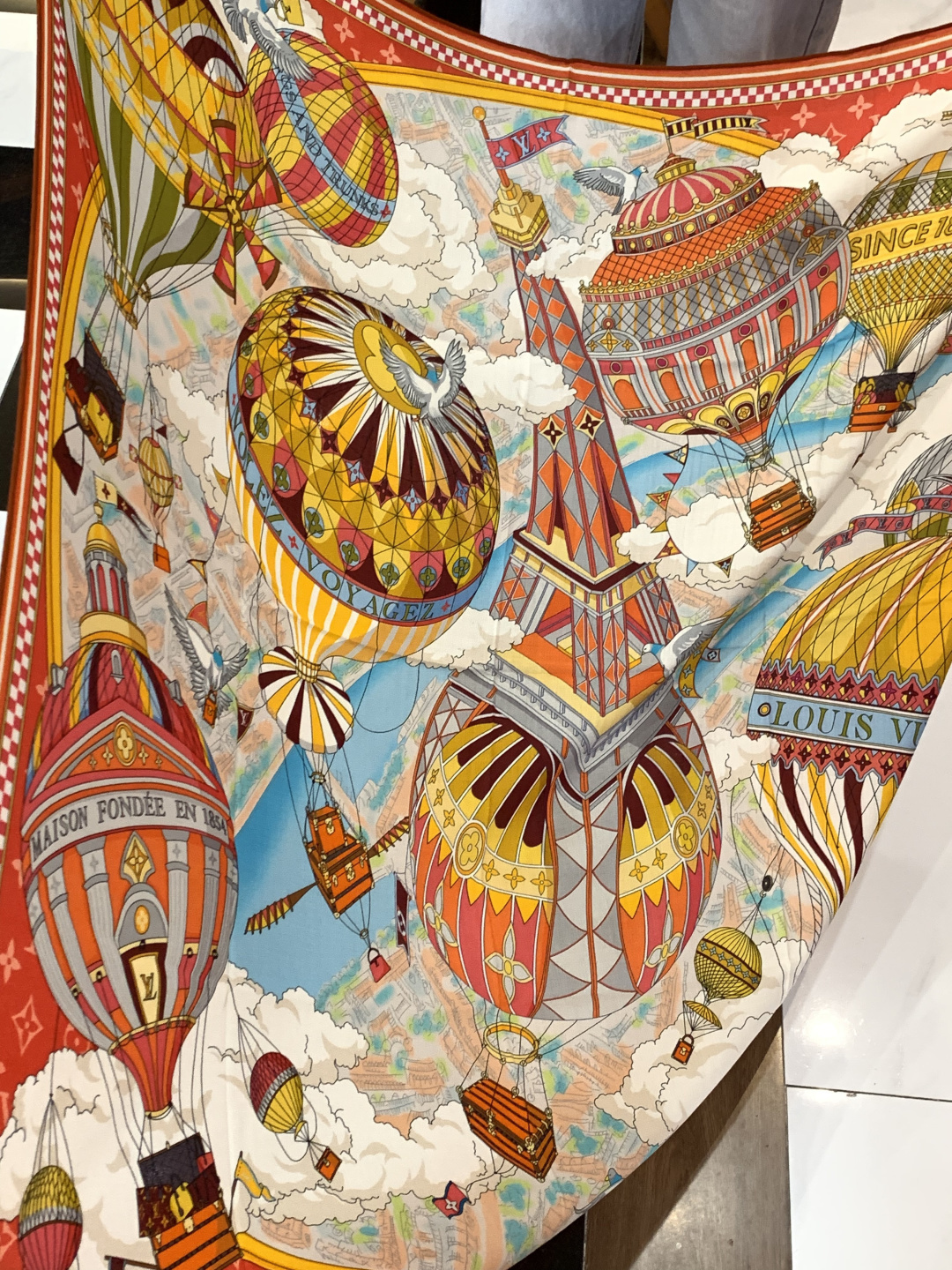 LV x TM 140披肩【140顶级丝绒双面同色披肩】本款L Multicolor披肩出自路易威登与知