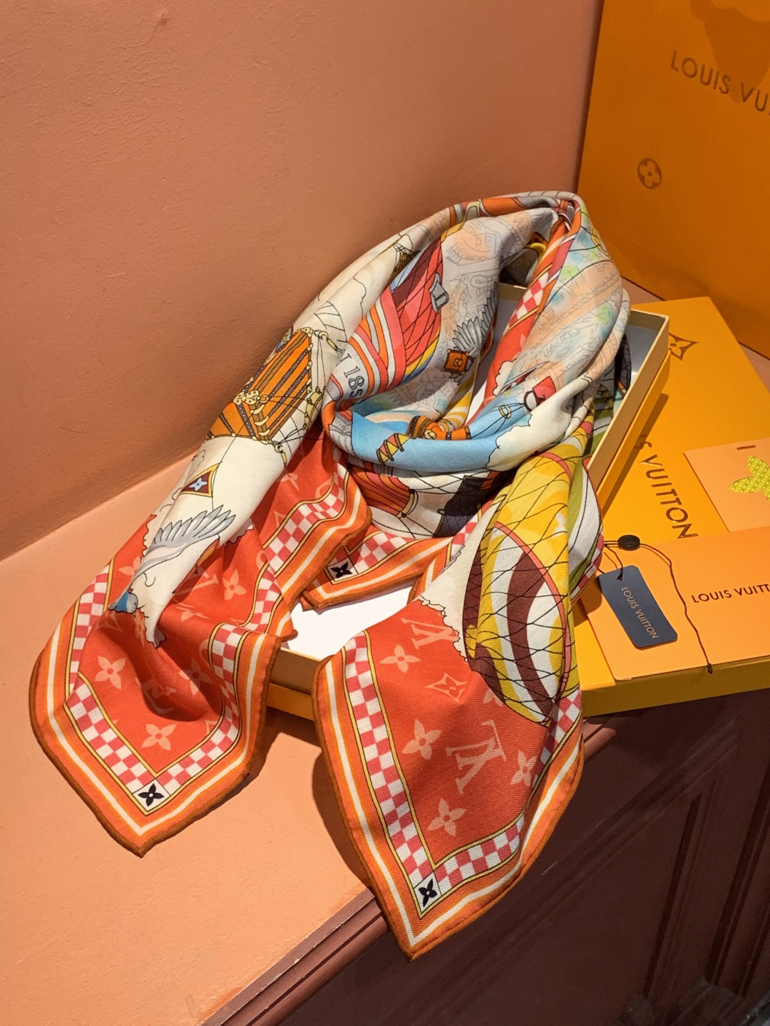 LV x TM 140披肩【140顶级丝绒双面同色披肩】本款L Multicolor披肩出自路易威登与知