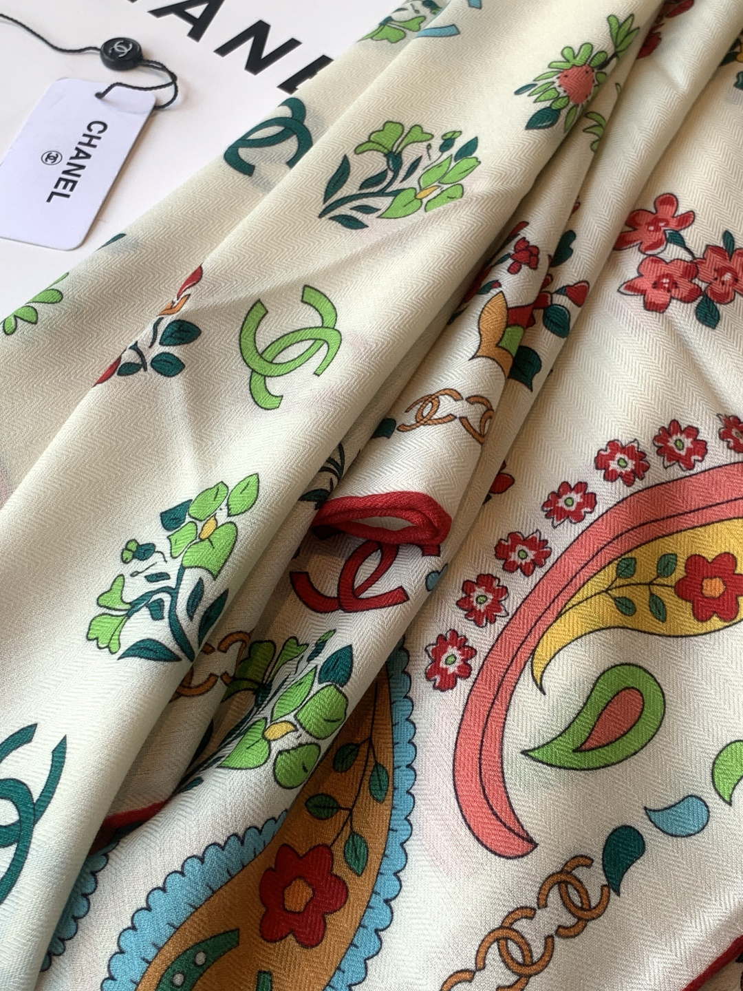 高级成衣系列～Chanel 【140双面同色丝绒披肩】此系列谱写一曲自由轻灵的赞歌本系列作品创新演绎品牌