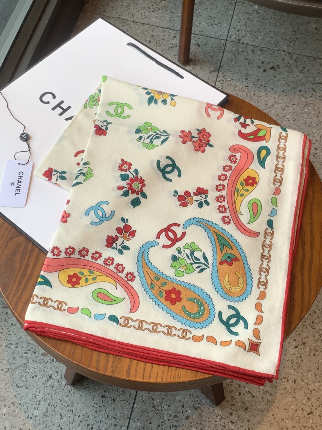 高级成衣系列～Chanel 【140双面同色丝绒披肩】此系列谱写一曲自由轻灵的赞歌本系列作品创新演绎品牌