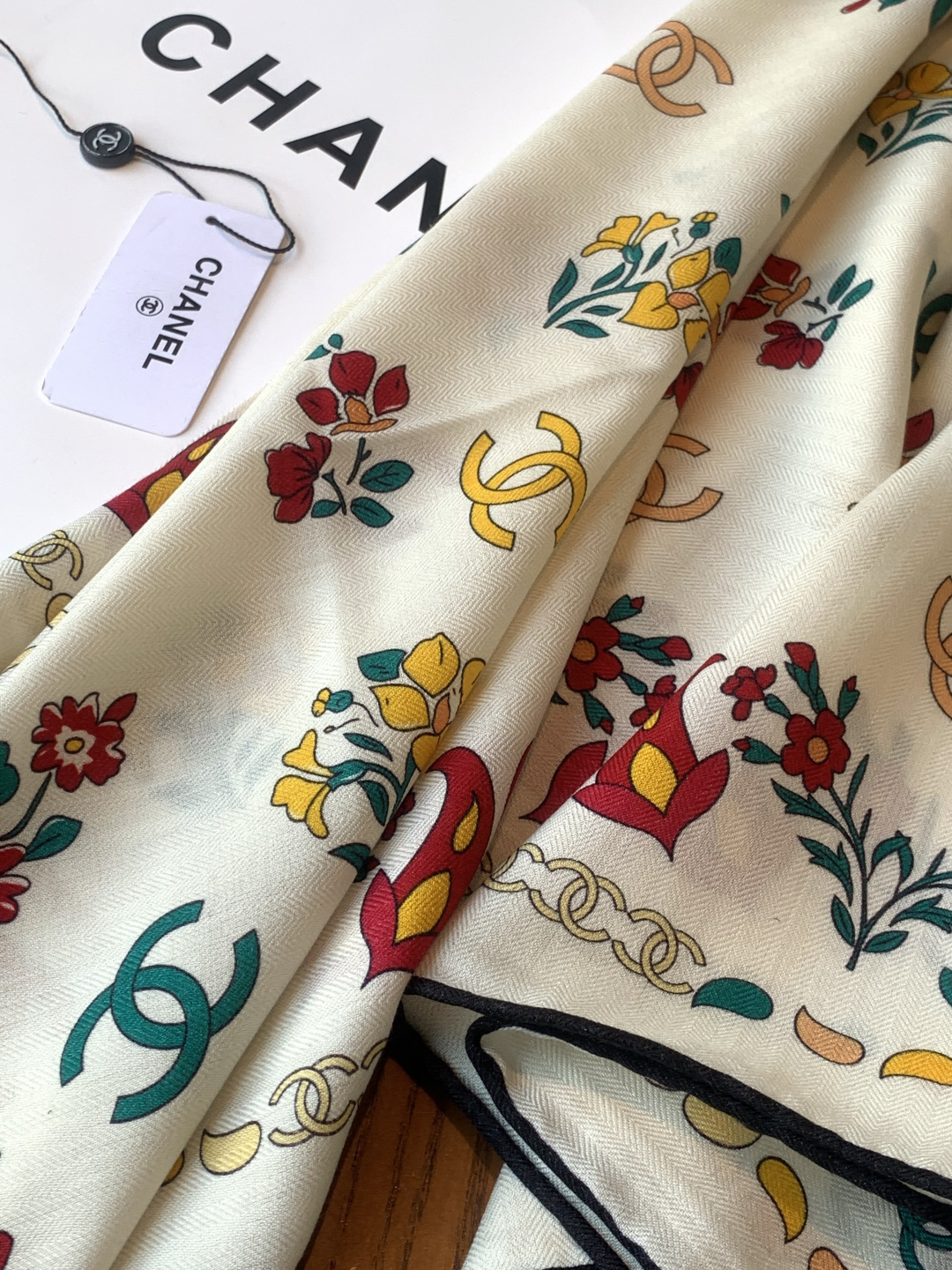 高级成衣系列～Chanel 【140双面同色丝绒披肩】此系列谱写一曲自由轻灵的赞歌本系列作品创新演绎品牌