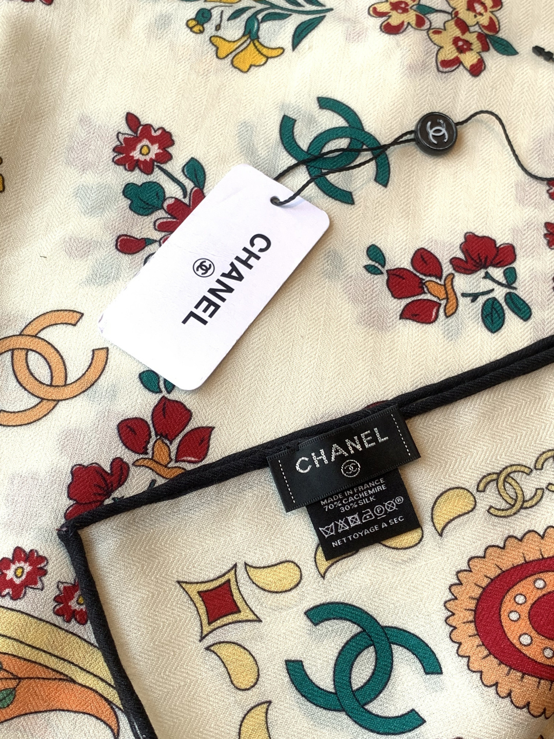 高级成衣系列～Chanel 【140双面同色丝绒披肩】此系列谱写一曲自由轻灵的赞歌本系列作品创新演绎品牌