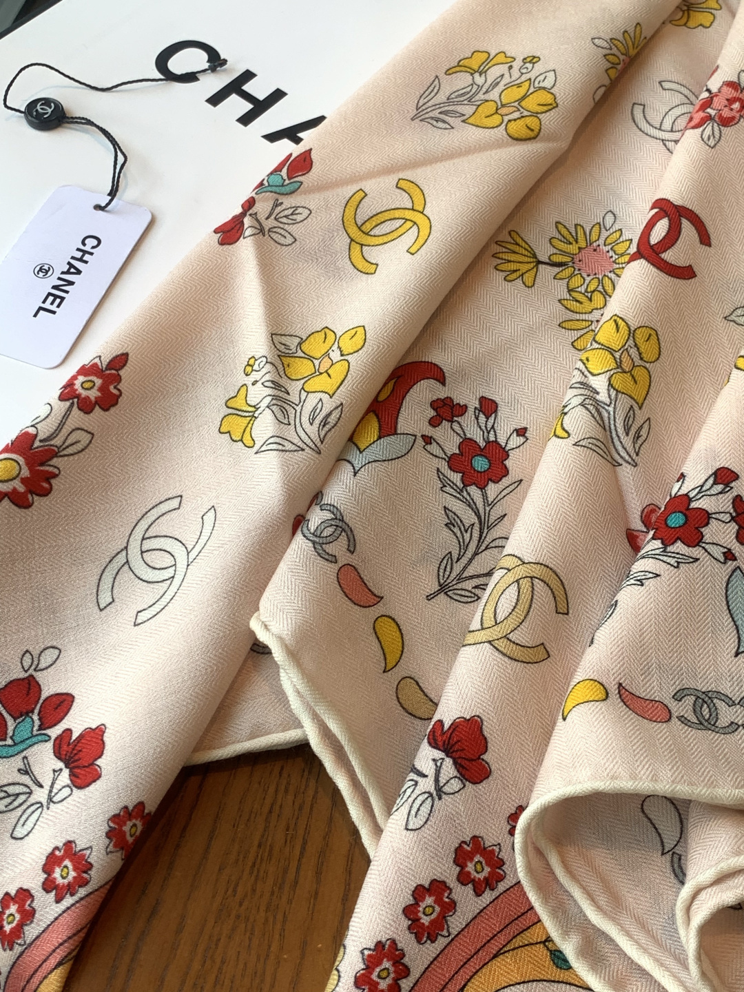 高级成衣系列～Chanel 【140双面同色丝绒披肩】此系列谱写一曲自由轻灵的赞歌本系列作品创新演绎品牌