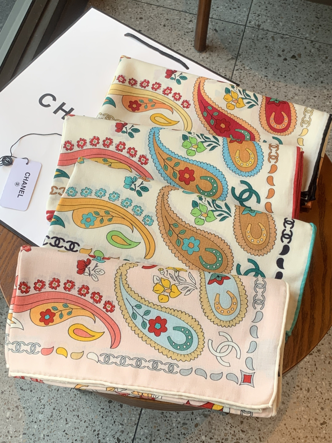 高级成衣系列～Chanel 【140双面同色丝绒披肩】此系列谱写一曲自由轻灵的赞歌本系列作品创新演绎品牌