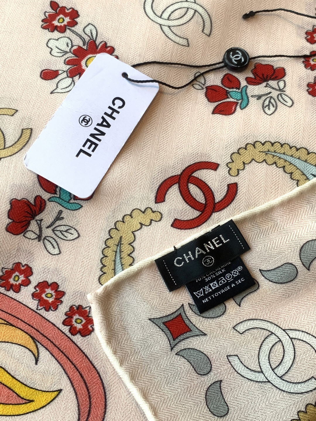 高级成衣系列～Chanel 【140双面同色丝绒披肩】此系列谱写一曲自由轻灵的赞歌本系列作品创新演绎品牌