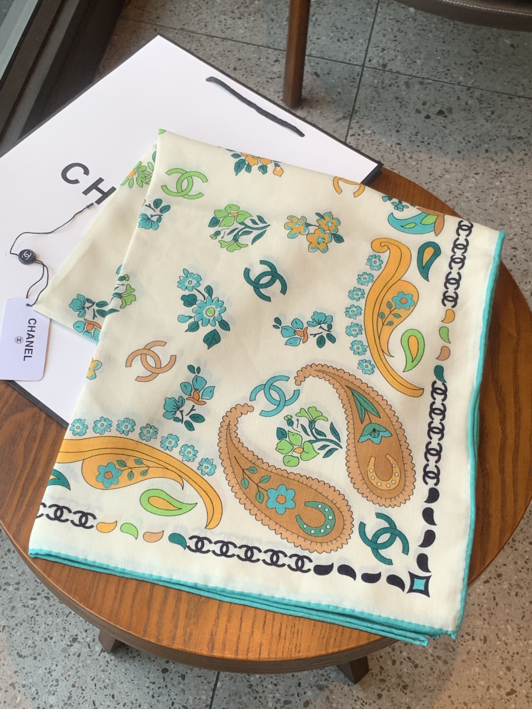 高级成衣系列～Chanel 【140双面同色丝绒披肩】此系列谱写一曲自由轻灵的赞歌本系列作品创新演绎品牌