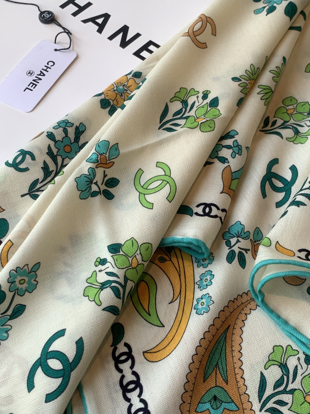 高级成衣系列～Chanel 【140双面同色丝绒披肩】此系列谱写一曲自由轻灵的赞歌本系列作品创新演绎品牌