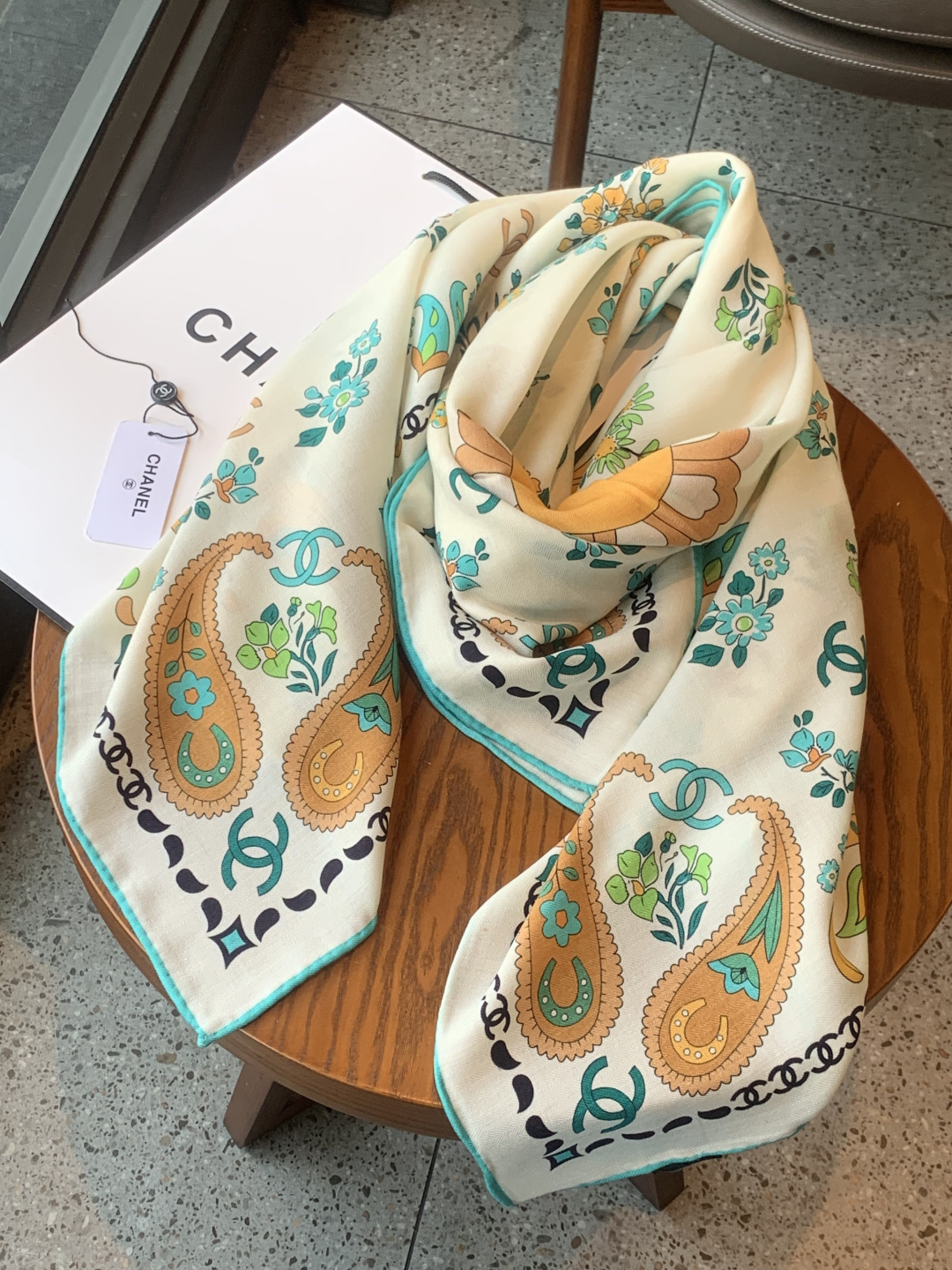 高级成衣系列～Chanel 【140双面同色丝绒披肩】此系列谱写一曲自由轻灵的赞歌本系列作品创新演绎品牌