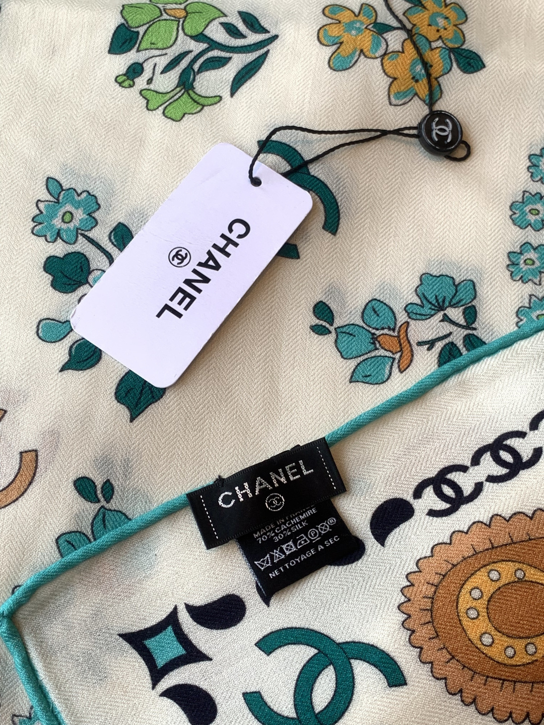 高级成衣系列～Chanel 【140双面同色丝绒披肩】此系列谱写一曲自由轻灵的赞歌本系列作品创新演绎品牌