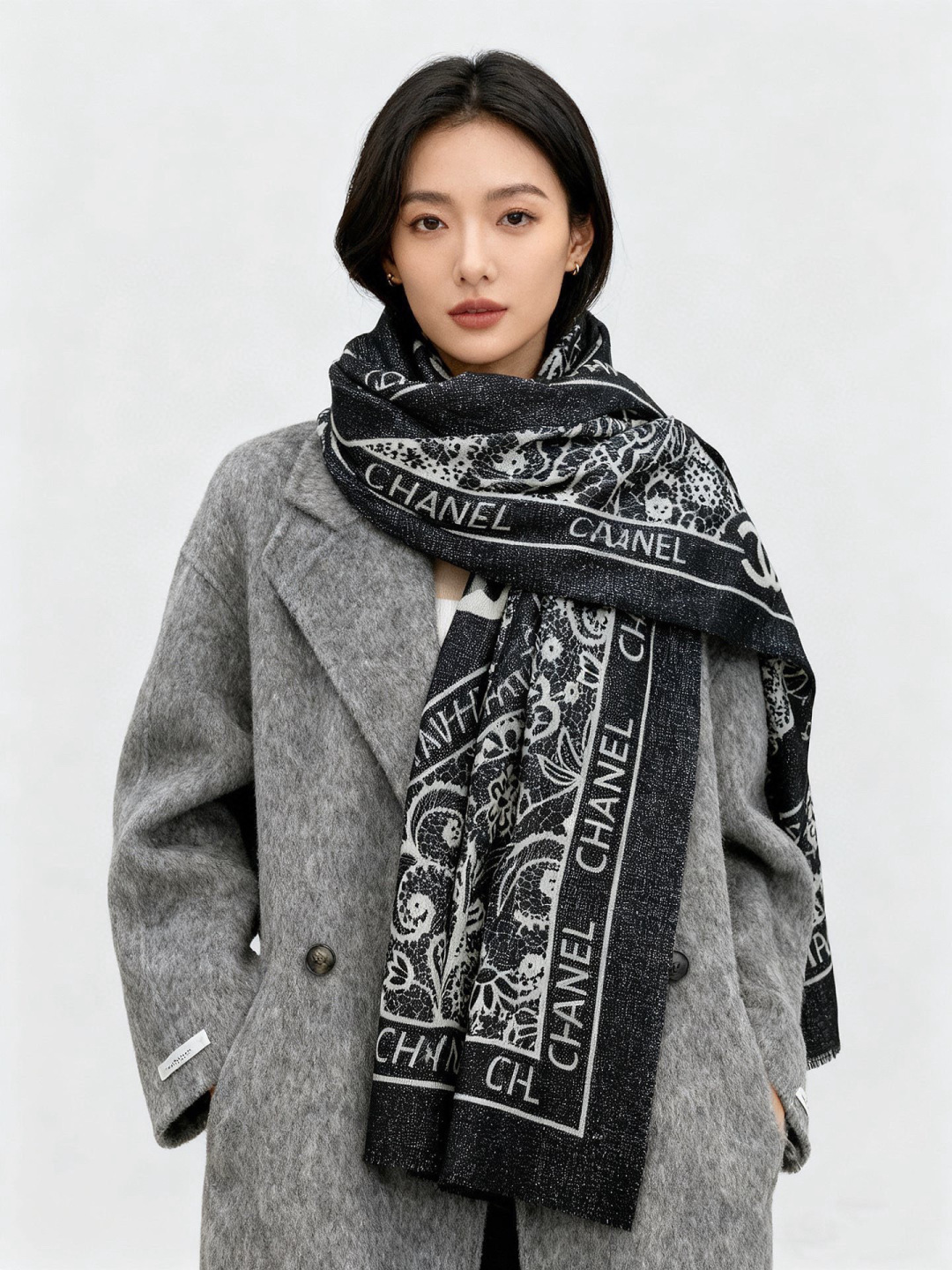 会发光发亮的围巾💟香奶奶专柜上新客供羊绒长巾👑👑 卖的超爆的，亮晶晶✨的银丝上身才会知道她的美，洋气、大