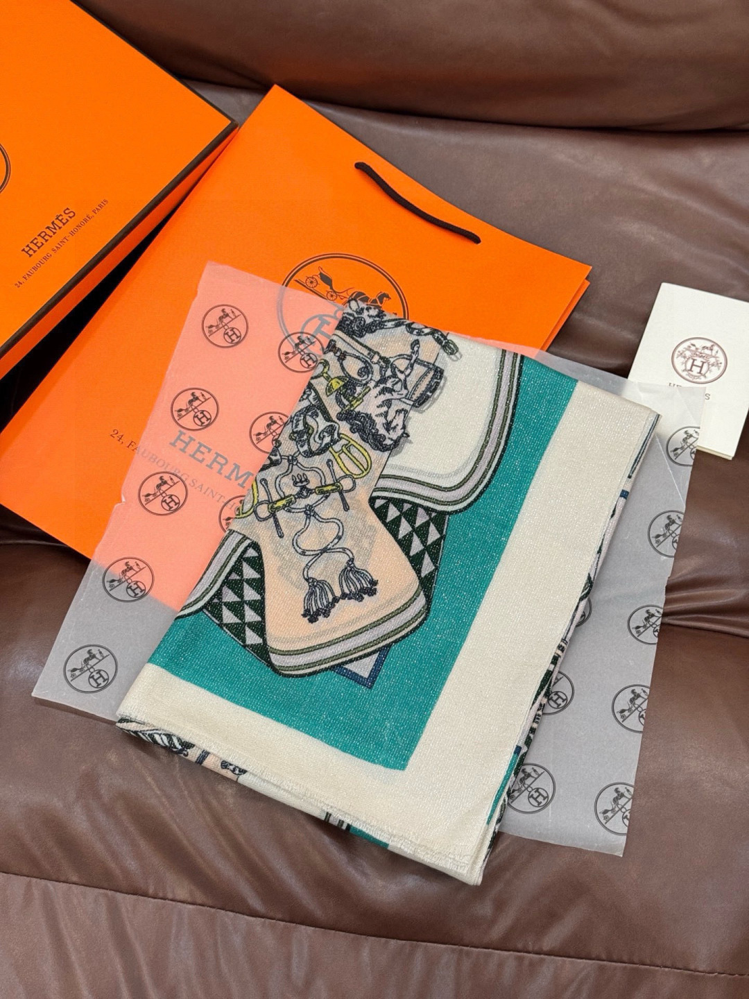 会发光发亮的围巾 羊绒新款🆕👏买了都说好看‼️推荐💕爱马仕羊绒方巾，顶级工艺超值‼️爱马仕专柜爆款🎁💟立