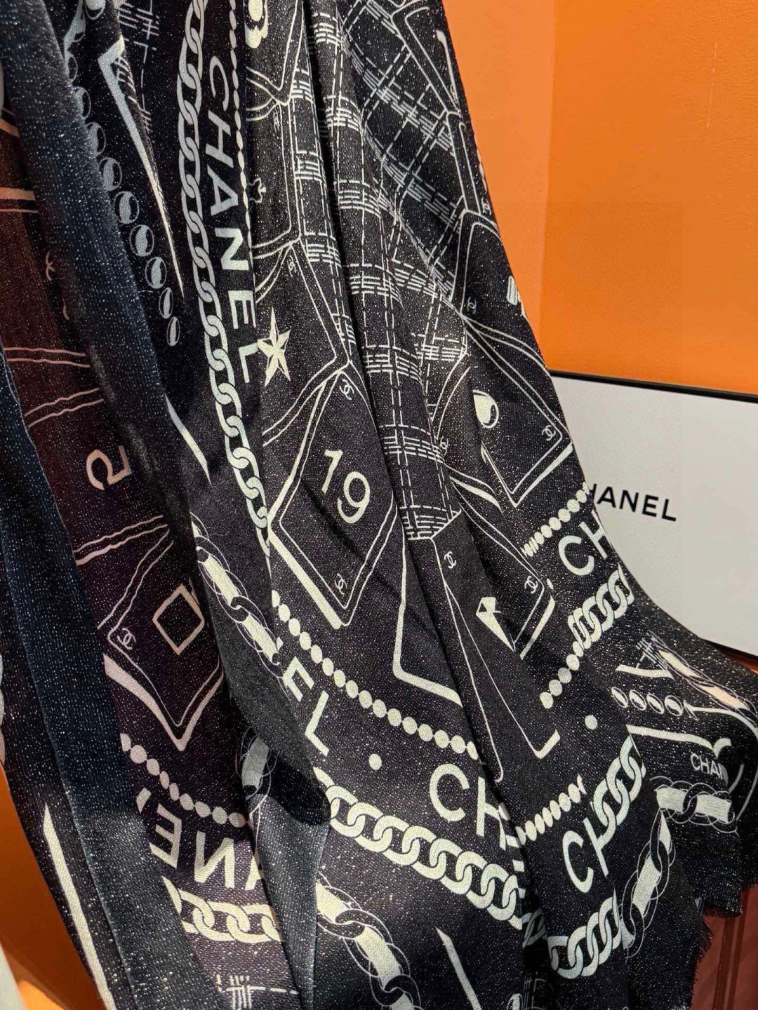 上新🌟 会发光发亮的围巾 💄💋新款客供银线💖羊绒面料长巾 😘美翻了[流泪]【小香银线图标】，御用殿堂级极