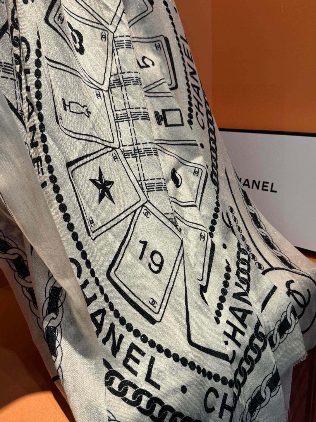 上新🌟 会发光发亮的围巾 💄💋新款客供银线💖羊绒面料长巾 😘美翻了[流泪]【小香银线图标】，御用殿堂级极