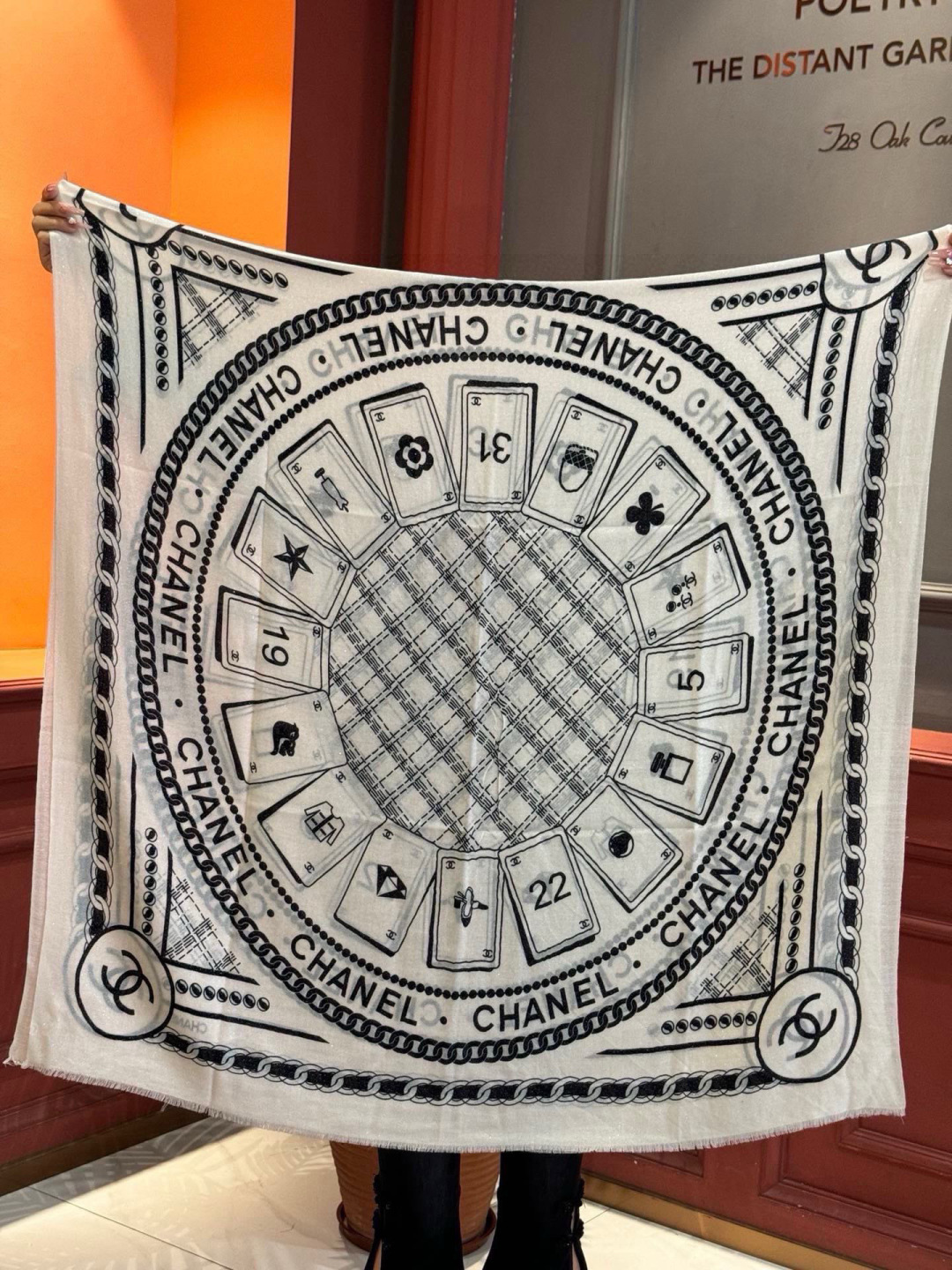 上新🌟 会发光发亮的围巾 💄💋新款客供银线💖羊绒面料长巾 😘美翻了[流泪]【小香银线图标】，御用殿堂级极