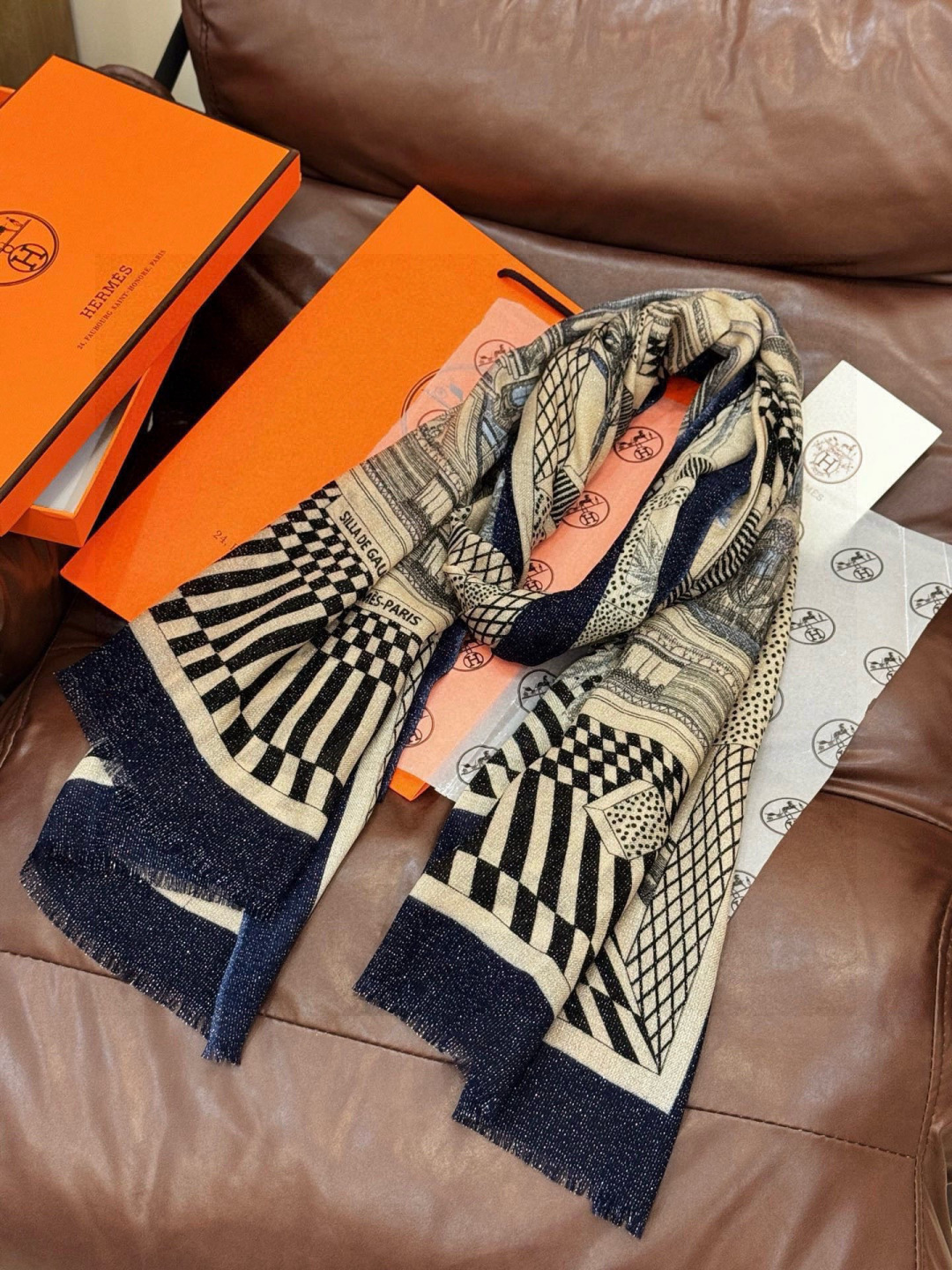 会发光发亮的围巾 爱马仕 专柜同步 买了都说好看羊绒印花‼️推荐💕顶级工艺超值‼️爱马仕专柜爆款🎁🎁羊绒