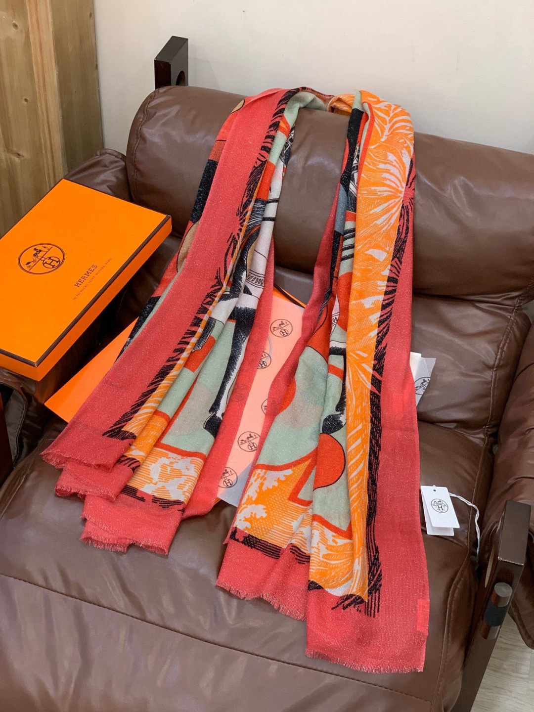 会发光发亮的围巾 爱马仕 专柜同步 买了都说好看羊绒印花‼️推荐💕顶级工艺超值‼️爱马仕专柜爆款🎁🎁羊绒