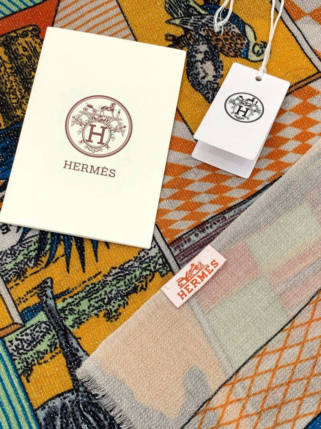 会发光发亮的围巾 爱马仕 专柜同步 买了都说好看羊绒印花‼️推荐💕顶级工艺超值‼️爱马仕专柜爆款🎁🎁羊绒