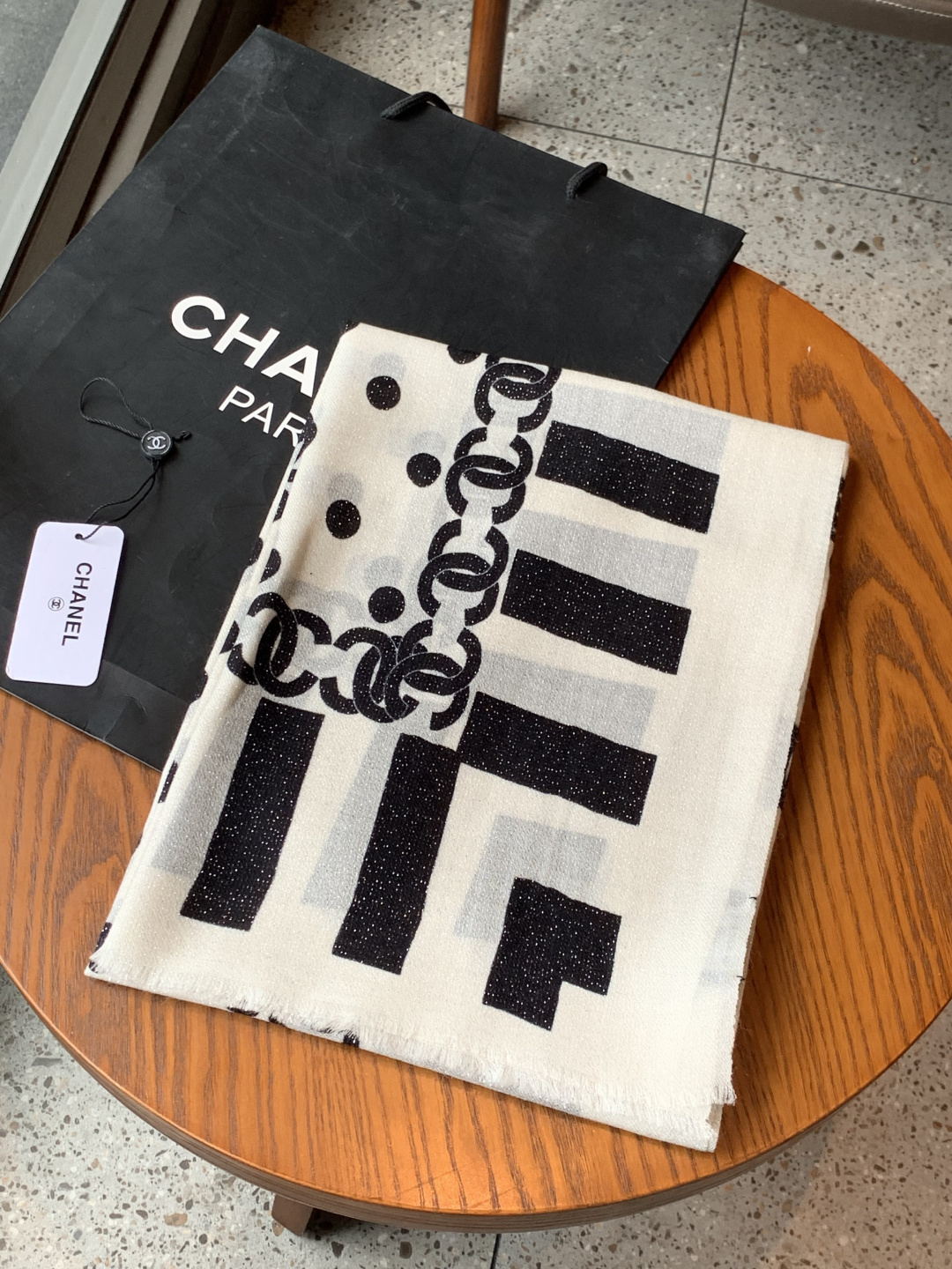 上新🌟 会发光发亮的围巾 💄💋新款客供银线💖羊绒面料长巾 😘美翻了[流泪]【小香银线图标】，御用殿堂级极