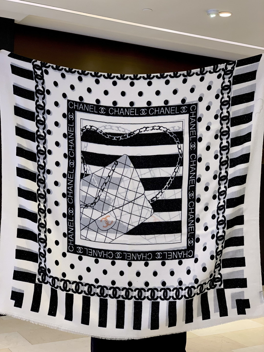 上新🌟 会发光发亮的围巾 💄💋新款客供银线💖羊绒面料长巾 😘美翻了[流泪]【小香银线图标】，御用殿堂级极