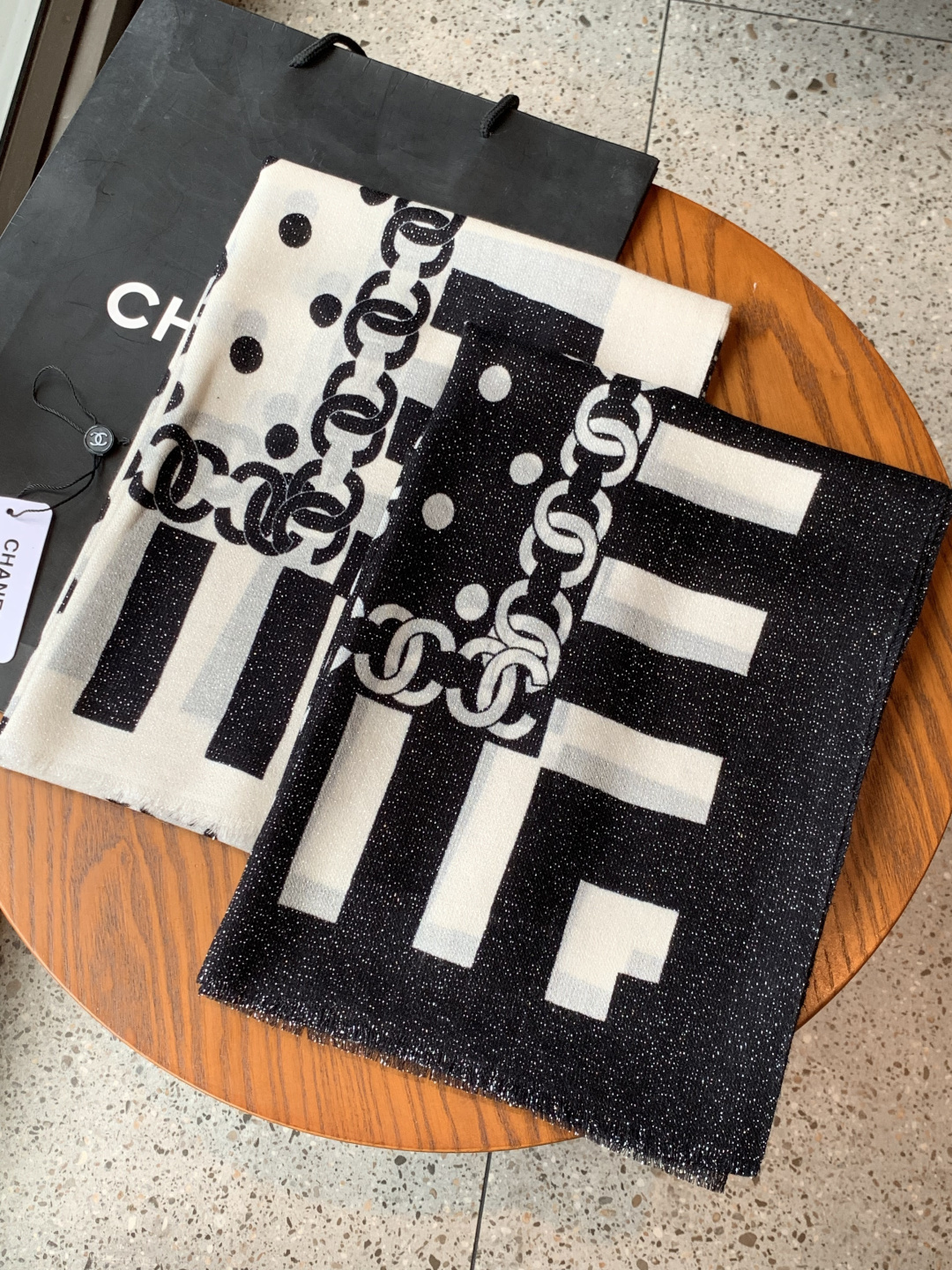 上新🌟 会发光发亮的围巾 💄💋新款客供银线💖羊绒面料长巾 😘美翻了[流泪]【小香银线图标】，御用殿堂级极