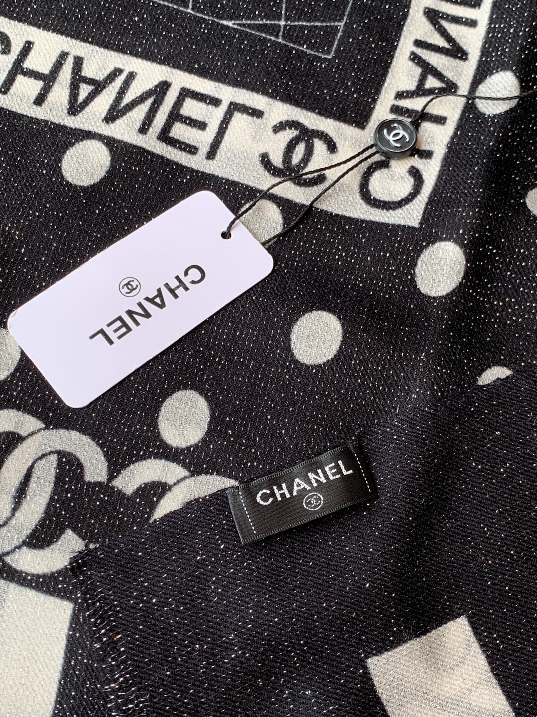 上新🌟 会发光发亮的围巾 💄💋新款客供银线💖羊绒面料长巾 😘美翻了[流泪]【小香银线图标】，御用殿堂级极