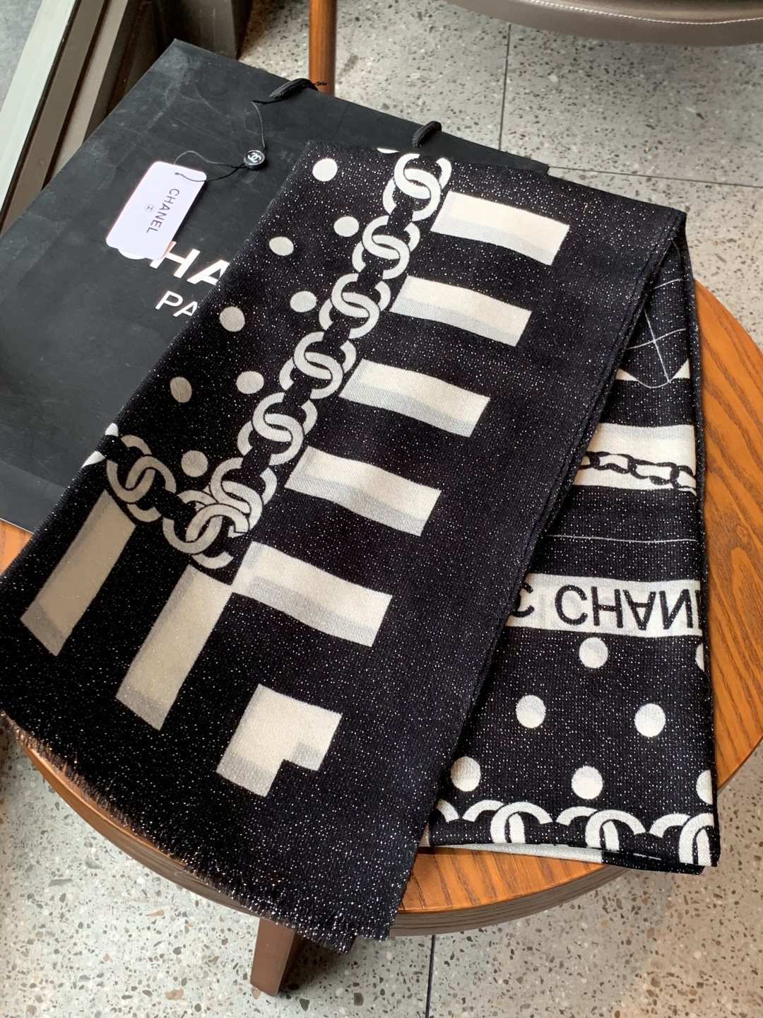 上新🌟 会发光发亮的围巾 💄💋新款客供银线💖羊绒面料长巾 😘美翻了[流泪]【小香银线图标】，御用殿堂级极