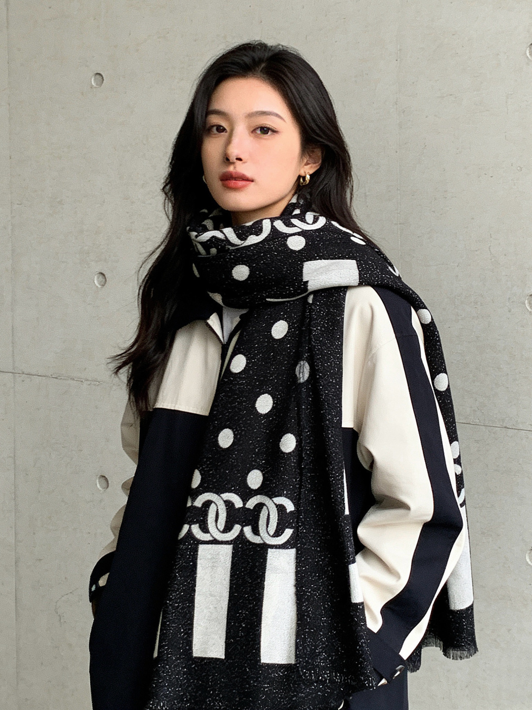 上新🌟 会发光发亮的围巾 💄💋新款客供银线💖羊绒面料长巾 😘美翻了[流泪]【小香银线图标】，御用殿堂级极