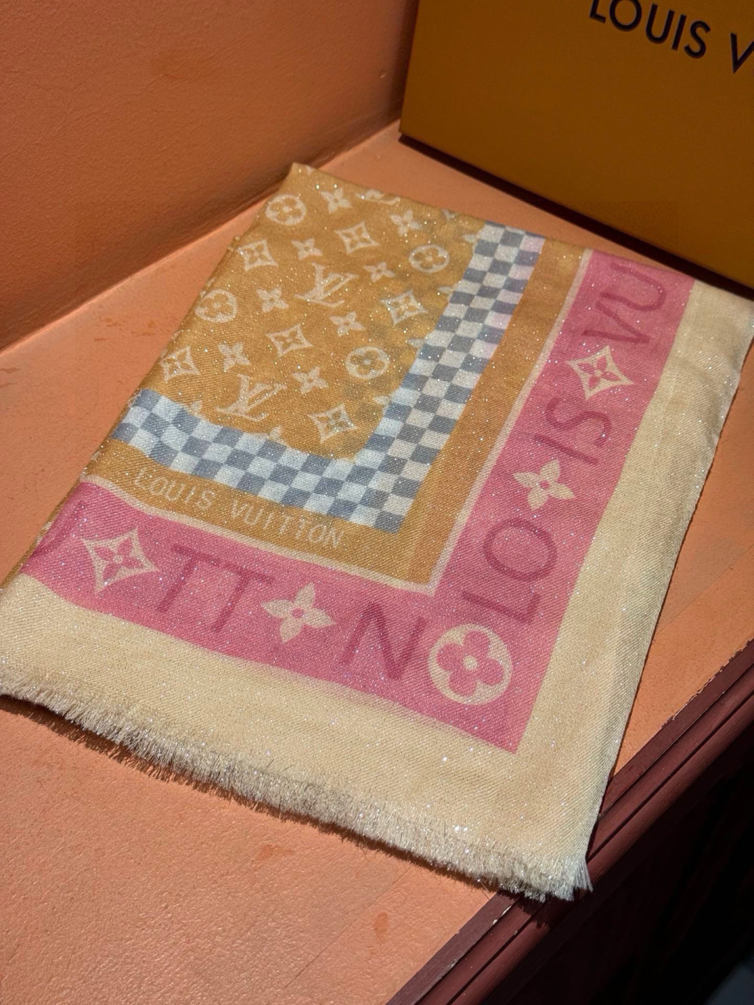 会发光发亮的围巾银丝羊绒长巾✨专柜同步‼️真心赞‼️驴家【L字母与花纹长巾】路易威登经典 Monogra