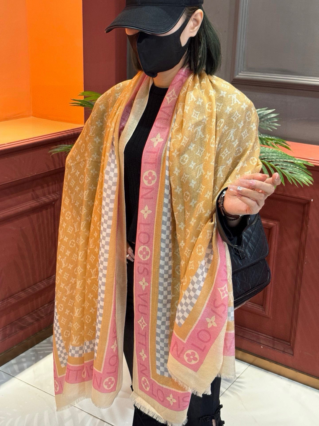 会发光发亮的围巾银丝羊绒长巾✨专柜同步‼️真心赞‼️驴家【L字母与花纹长巾】路易威登经典 Monogra