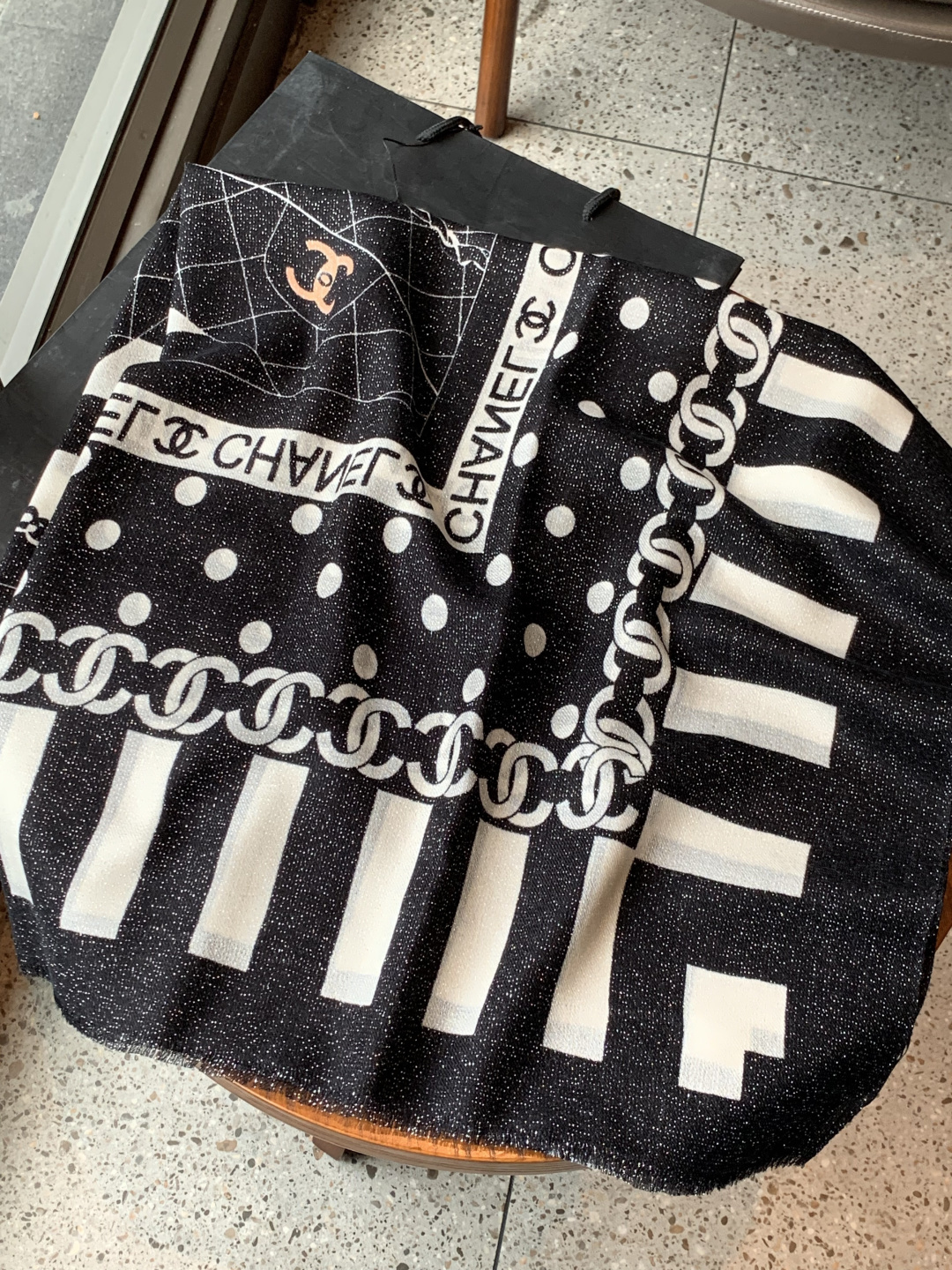 上新🌟 会发光发亮的围巾 💄💋新款客供银线💖羊绒面料长巾 😘美翻了[流泪]【小香银线图标】，御用殿堂级极