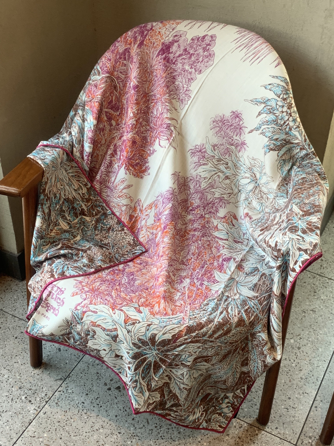 💟抢先 上新💞【双面同色丝绒方巾】手工卷边山羊绒和真丝混纺披肩（70%山羊绒，30%桑蚕丝）这款披肩采用