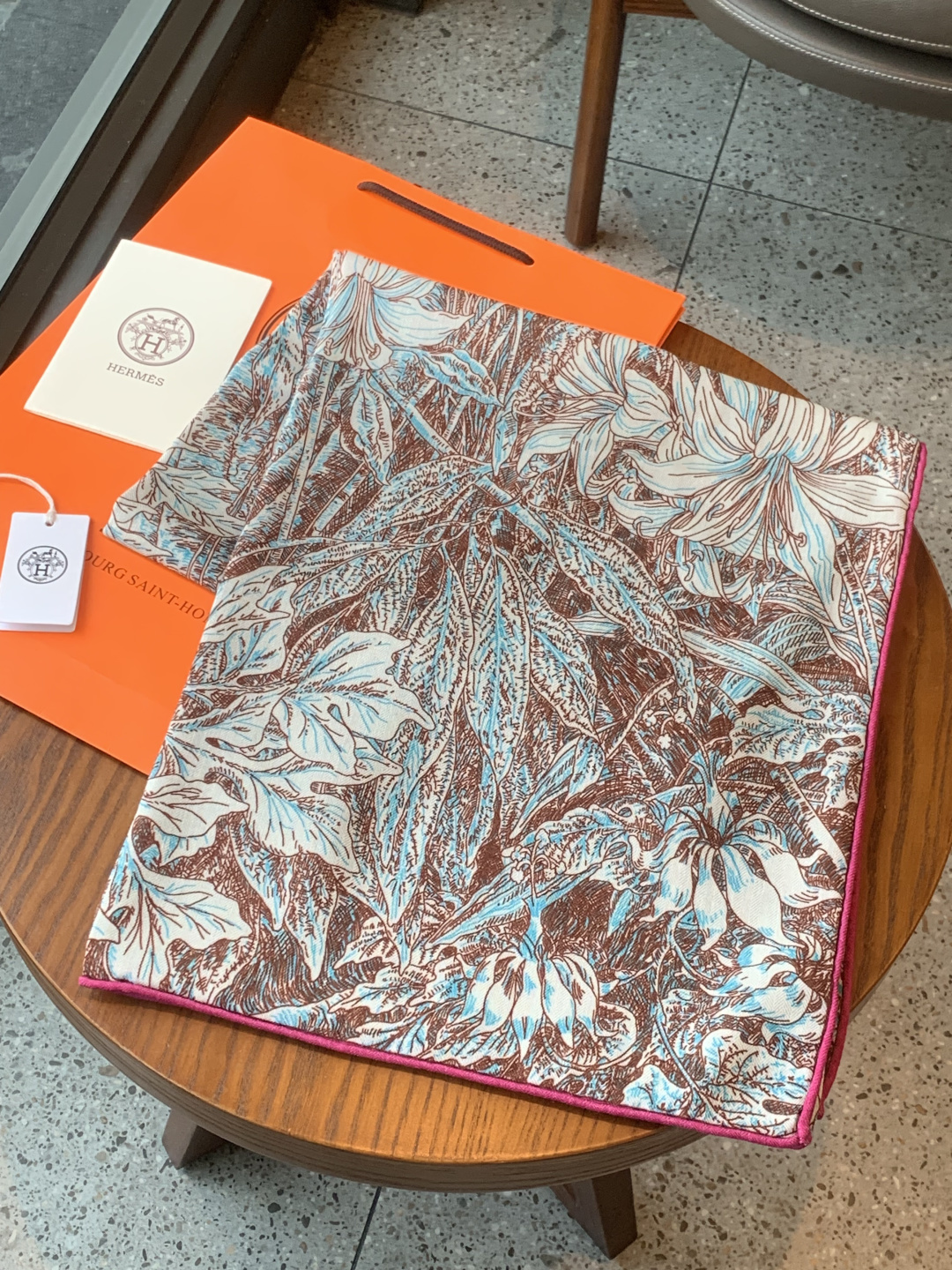 💟抢先 上新💞【双面同色丝绒方巾】手工卷边山羊绒和真丝混纺披肩（70%山羊绒，30%桑蚕丝）这款披肩采用