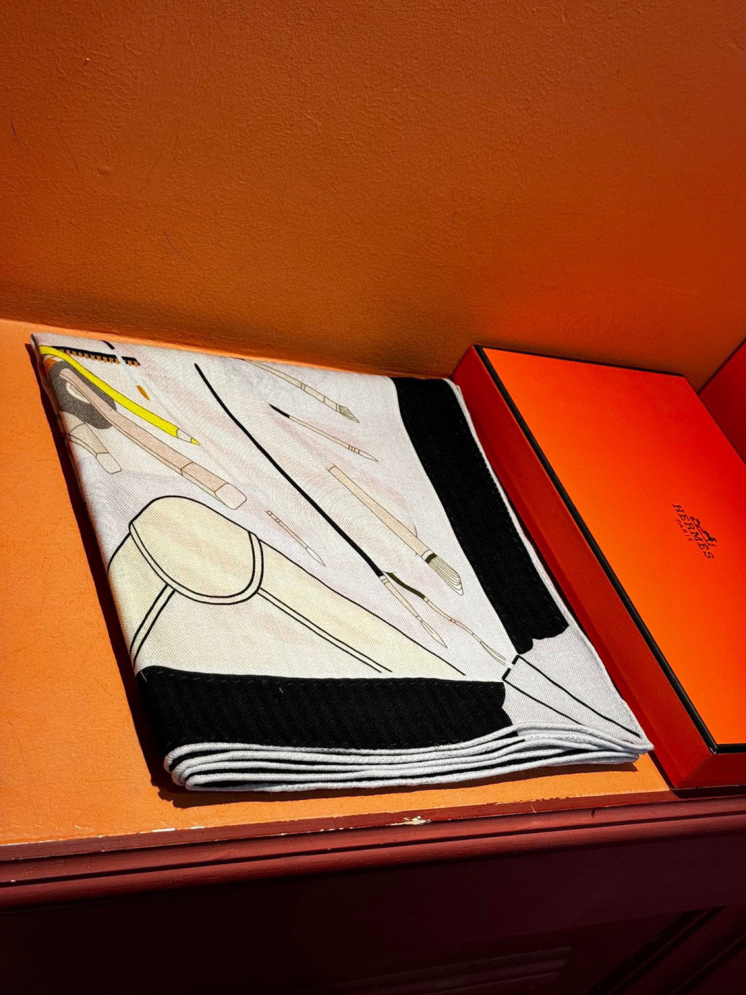 上新❤️。【手提行李】 上新中~这款“手提行李”的款式花色也还是比较经典的颜色色也很秋冬。创作渊源从委内