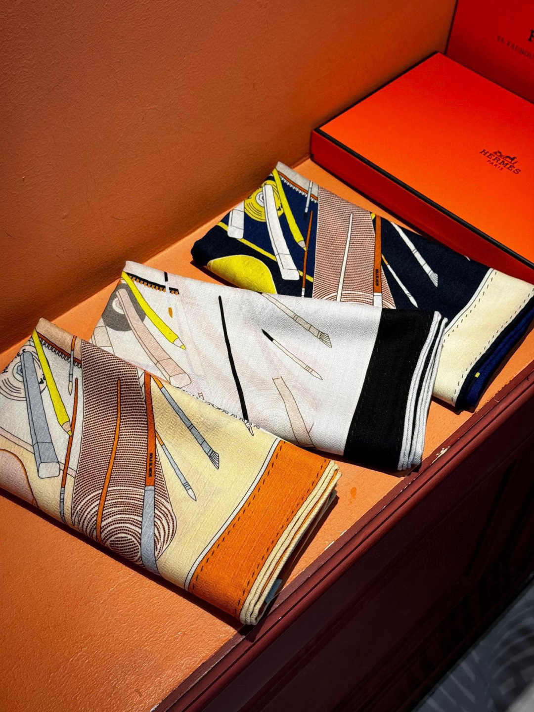 上新❤️。【手提行李】 上新中~这款“手提行李”的款式花色也还是比较经典的颜色色也很秋冬。创作渊源从委内