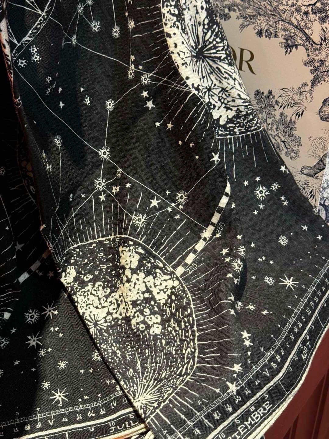 上新💞D家丝巾｛140cm真丝羊绒｝桑蚕丝+羊绒现由彼得罗•鲁福 (Pietro RUffo） 设计的D