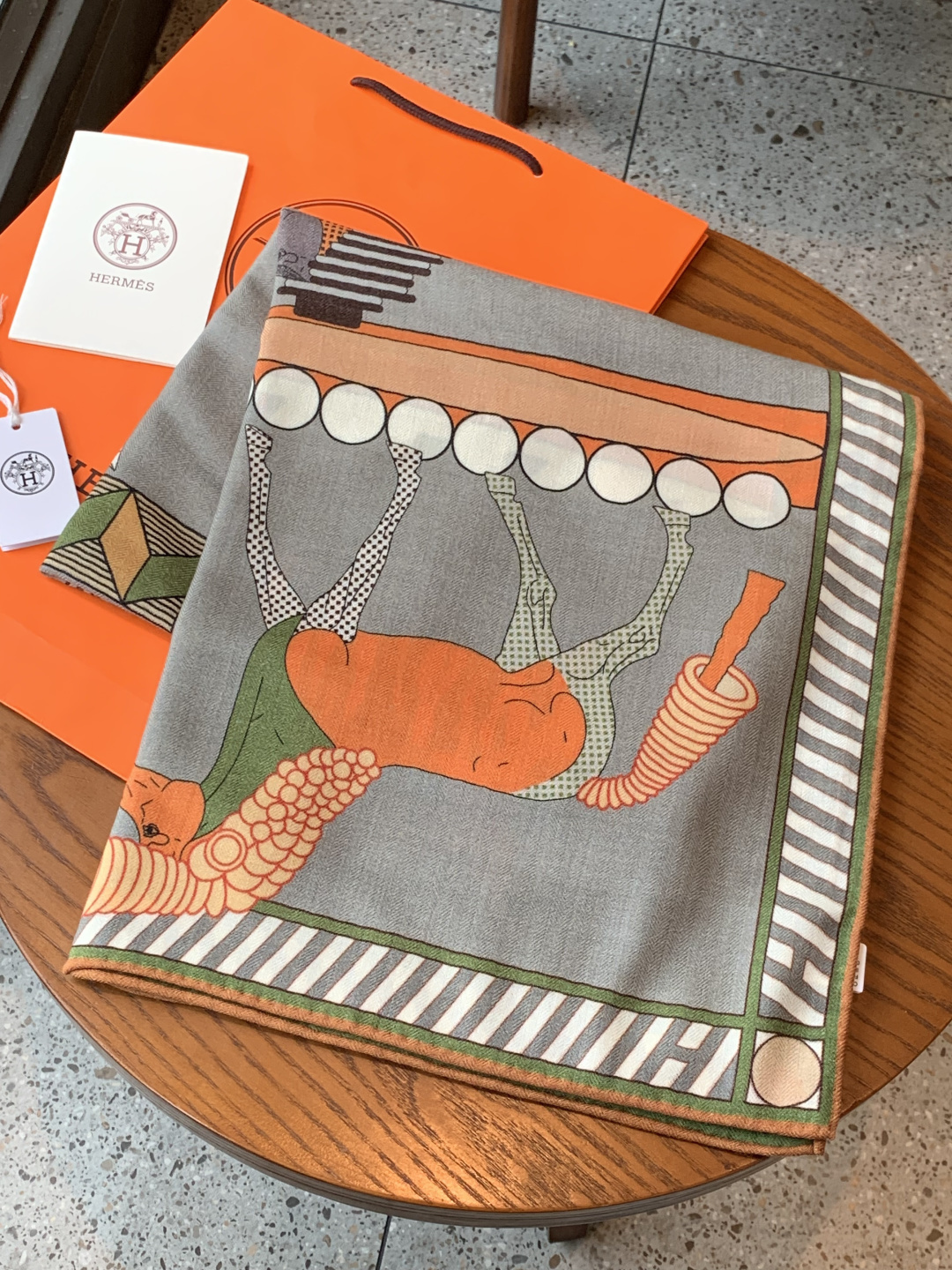 “全速前进”140双面丝绒披肩手工卷边丝绒方巾（30%桑蚕丝70%羊绒）这款经典单品展现强大而迷人的女性